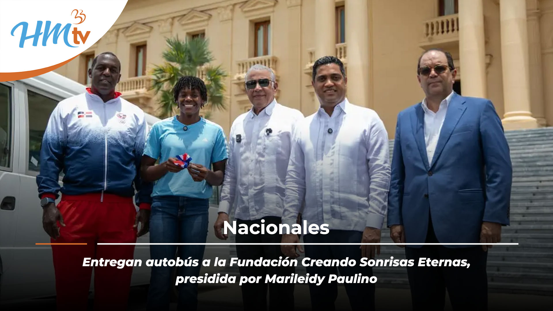 Entregan autobús a la Fundación Creando Sonrisas Eternas, presidida por Marileidy Paulino